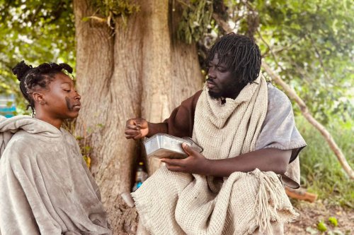 Hilang Tiga Bulan, Turis Amerika Ternyata Tinggal di Hutan Skotlandia dan Menikah dengan Raja &lsquo;Afrika&rsquo;