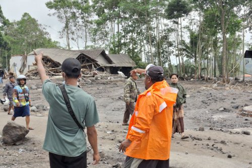 Banjir Lahar Gunung Semeru Terjang Permukiman, Petugas Imbau Evakuasi