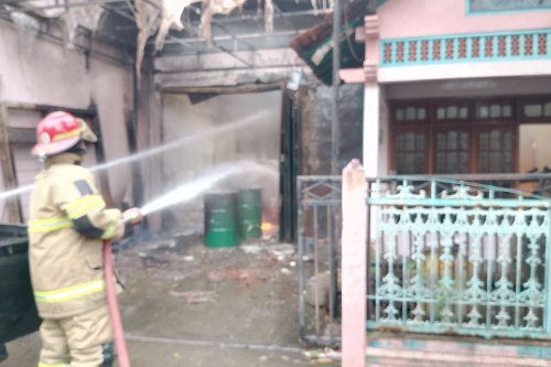 Detik-detik Pekerja Gudang Tiner Kendal Terjebak Kobaran Api, Luka Bakar di Perut dan Kaki