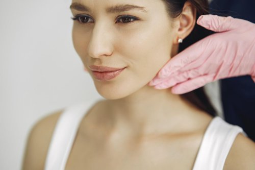 Top 9+ Cara Membuat Garis Rahang Tampak Lebih Tegas, Termasuk Pakai Gua Sha