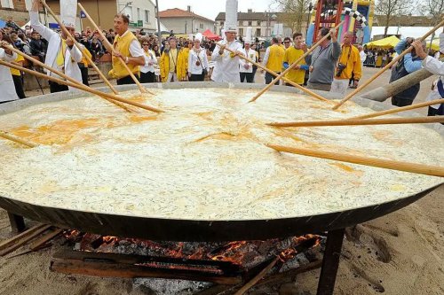 omelet raksasa, Omelet Raksasa, Wisata Perancis, tradisi paskah, tradisi paskah di perancis, perayaan paskah 2025, perayaan paskah di perancis, Perayaan Paskah di Perancis, Bikin Omelet Raksasa dari 15.000 Telur