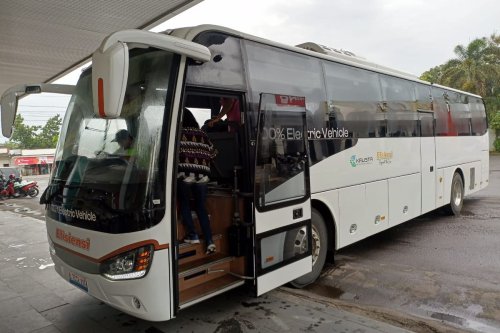 Masih Banyak Penumpang Penasaran dengan Bus Listrik Efisiensi
