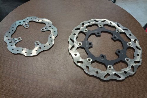 motor, performa pengereman, fiks, aksesoris motor, Motor, cakram floating, Perbandingan Cakram Floating dan Fiks: Mana yang Lebih Baik?