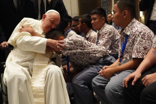 Paus Fransiskus Meninggal, Pelukannya Jadi Warisan Cinta bagi Mereka yang Kesepian