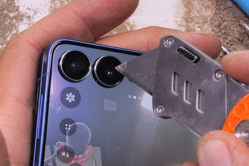 Samsung Galaxy Z Flip 7 Dibengkok Paksa hingga Dibakar, Hasilnya Di Luar Dugaan