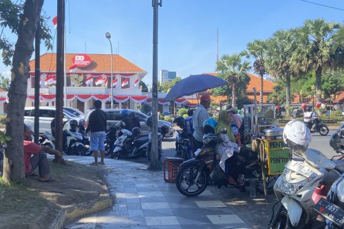 Polsek Tegalsari Ludes Dilalap Api, Surabaya Mulai Pulih Pasca Kerusuhan, Pedagang Kecil Kembali Mengais Rezeki, Gubernur Khofifah dan Pangdam V Tinjau Lokasi, Dari Rujak Cingur hingga Es Degan, Pedagang Kecil Bangkit Pasca-kerusuhan Surabaya