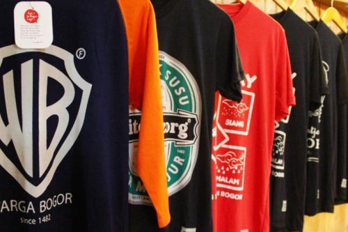 1. Kaos Unchal Bogor, 2. Batik tulis bogor, 3. Tas Tajur, 4. Wayang golek, 5. Miniatur bangunan, Top 5+ Oleh-oleh Suvenir di Puncak Bogor, Jangan Lupa Beli Kaus Unchal
