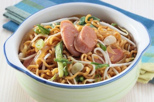 Resep Mi Goreng Sosis Teriyaki Tanpa Bumbu Halus, Menu Sarapan Simpel