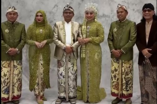 1. Siger modern bertabur kilau, 2. Untaian melati, 3. Kebaya&nbsp;lime full payet, 4. Beskap warna champagne, 5. Selop payet, 6. Totopong, 7. Makeup fresh, Top 7+ Detail Outfit Maula Akbar Anak Dedi Mulyadi dan Putri Karlina, Nuansa Lime