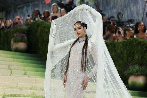 Debut Lisa Blackpink Jadi Panitia Met Gala 2026, Tampil Surealis
