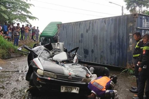 "Pak Ogah" Diduga Arahkan Truk Masuk Jalur Sempit, Kontainer Terguling Timpa Mobil di Karawang, 3 Tewas