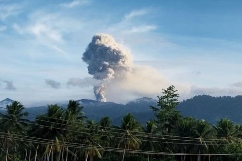 Gunung Dukono di Malut Erupsi, Kolom Abu Capai 1.100 Meter