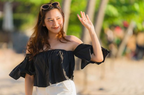 1. Awali hari dengan pondasi rambut yang kuat, 2. Proteksi optimal untuk kulit dengan layering UV, 3. Solusi re-apply tanpa ribet di tengah aktivitas, 4. Jaga kilau warna rambut agar tak cepat kusam dan pudar, 5. Ritual cooling down untuk menenangkan kulit lelah, Top 5+ Perawatan Kulit dan Rambut agar Tetap Glowing di Tengah Cuaca Ekstrem