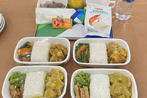 Intip Makanan Jemaah Haji dari Surabaya di Pesawat, Ayam Bumbu Rujak hingga Pesmol