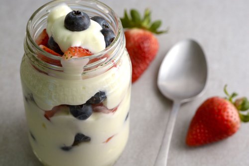 1. Madu, 2. Apel, 3. Kurma, 4. Kacang pistachio, 5. Kelapa panggang, 6. Buah pisang, 7. Jahe, 8. Kiwi, 9. Kacang almond, 10. Selai kacang, Top 10+ Bahan yang Cocok Dicampur dalam Yoghurt untuk Diet