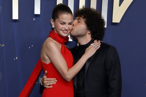 Outfit Selena Gomez di Emmy Awards 2025, Serasi dengan Benny Blanco