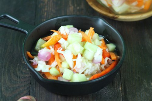 1. Acar, 2. Teh, 3. Tomat, 4. Bawang putih, 4 Makanan Penurun Kolesterol akibat Daging Kurban Idul Adha Menurut Ahli