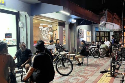 Belum Ada Penjelasan soal Tarif Royalti Lagu, Putuskan Hentikan Musik Sementara, Kekhawatiran Makin Luas, Pemerintah Diminta Hadirkan Solusi, Aturan Royalti Lagu Sesuai SK Kemenkumham, Pemilik Kafe di Yogyakarta Bingung Royalti Lagu: Rp 120.000 per Kursi Itu Maksudnya Apa?