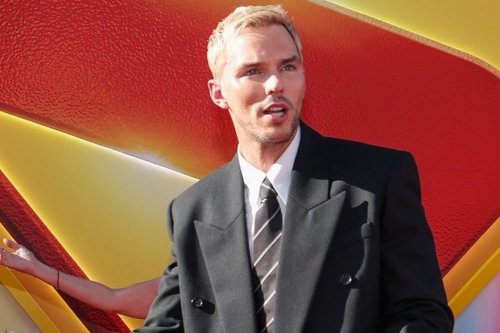 Nicholas Hoult Tampil Edgy di Premiere Superman, Intip Detailnya