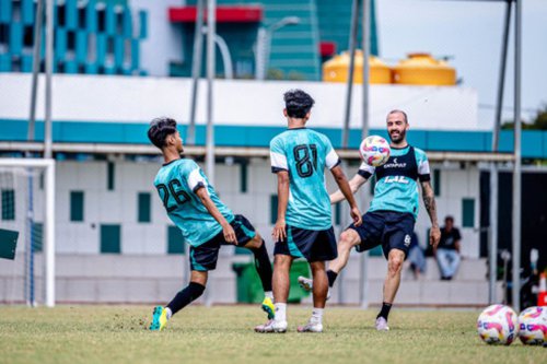 Fokus Eduardo Perez Persiapkan Persebaya agar Tampil Ganas di Liga 1