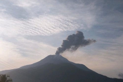 Gunung Lewotobi Meletus Hebat Hari Ini, Bandara Ditutup, Langit Tertutup Abu