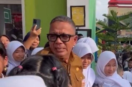 Tangis Siswa Pecah Saat Perpisahan Kepala SMPN 1 Prabumulih Usai Dicopot Mendadak