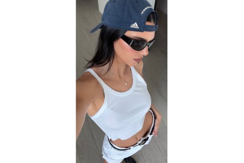 Gaya simpel Kendall Jenner jadi sorotan di Coachella, Kendall dan Kylie tampil kompak dengan gaya serba putih, Gaya Coachella kini lebih sederhana dan nyaman, Perubahan industri fashion ikut memengaruhi gaya, Ada cerita di balik gaya yang terlihat sederhana, Kendall Jenner Tampil Simpel di Coachella 2026, Gaya Kembarnya dengan Kylie Jadi Sorotan
