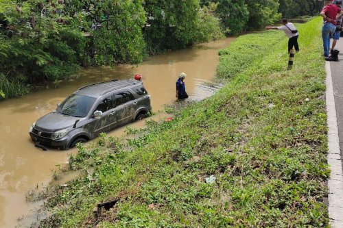 Mengemudi, Toyota Rush Nyemplung ke Kali karena Cari Kartu Tol, Bukti Penting Fokus Berkendara