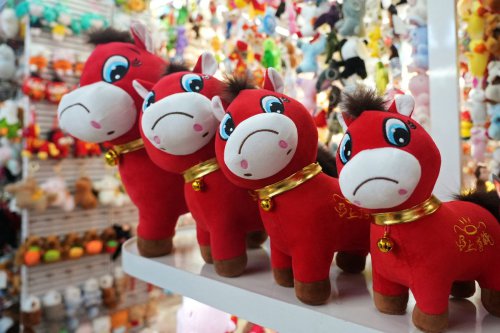 Jelang Imlek, Boneka "Kuda Menangis" Laris Manis