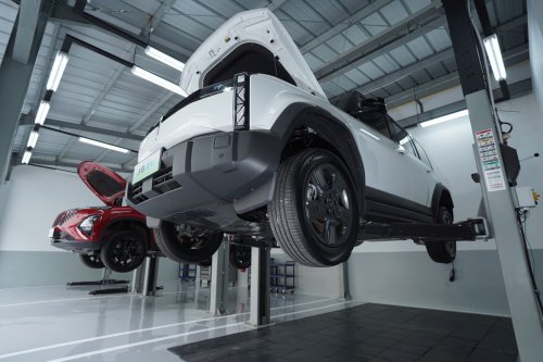 Kapan Servis Pertama Mobil Listrik di Bengkel Resmi?