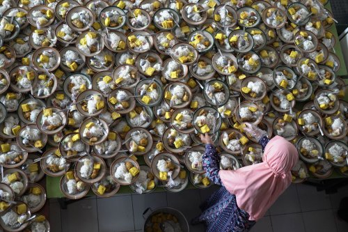 Masjid Jogokariyan Bagi-bagi Takjil Gratis, Bukan Sekadar Berbuka tapi Ajak Shalat Jamaah dan Kurangi Sampah
