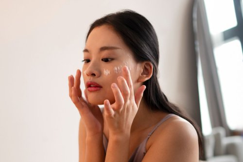 Pakai Skincare Terlalu Kasar Bikin Kulit Kendur dan Berjerawat, Benarkah?