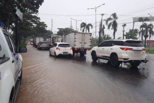 teknik berkendara, etika, kecepatan, banjir, Etika Berkendara Saat Banjir: Jangan Ciptakan Ombak untuk Pengendara Lain