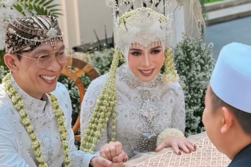 Top 7+ Gaya Melly Goeslaw di Perayaan 30 Tahun Pernikahan, Kental Adat Sunda
