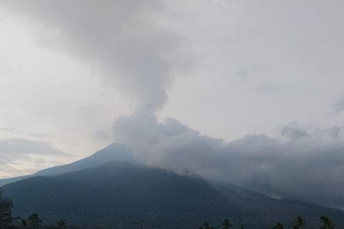 Gunung Lewotobi Erupsi, 25 Penerbangan Wings Air Dibatalkan
