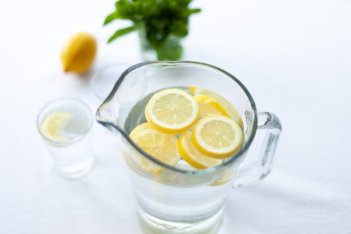 Top 5+ Cara Membuat Minuman Alami untuk Menurunkan Asam Urat, dari Air Lemon hingga Tempuyung