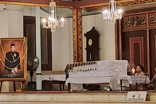 Jenazah Pakubuwono XIII Disemayamkan di Sasana Parasdya, Warga Diperkenankan Datang Bertakziah