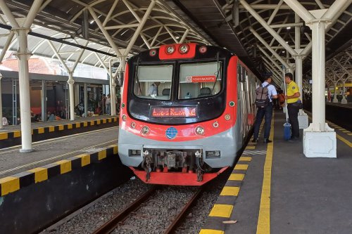 Stasiun Yogyakarta (Tugu), Stasiun Lempuyangan, Stasiun Maguwo, Stasiun Brambanan, Stasiun Srowot, Stasiun Klaten, Stasiun Ceper, Stasiun Delanggu, Stasiun Gawok, Stasiun Purwosari, Stasiun Solo Balapan, Stasiun Jebres, Stasiun Palur, Jadwal KRL Jogja-Solo 23 Desember 2025 dari Pagi sampai Malam, Ada Tambahan Perjalanan