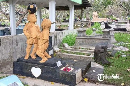 Makam dengan Patung Dua Bocah Main Bola di TPU Bonoloyo Solo Viral, Ini Cerita Sang Ibu