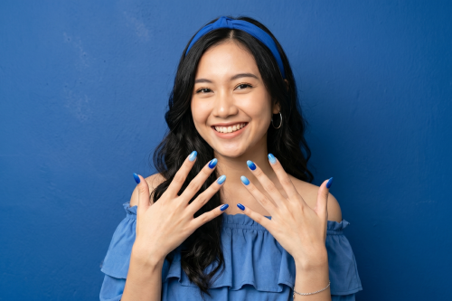 Top 7+ Warna Baju yang Cocok untuk Pemilik Rambut Beruban