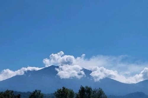 Gunung Raung Erupsi 2 Kali dalam Sehari, Kolom Abu Capai 2 Kilometer