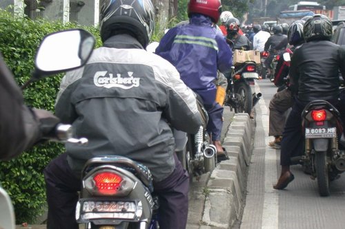 Motor di Trotoar: Pelanggaran yang Berbahaya bagi Pejalan Kaki