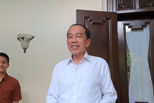 Mulyono, Terminal Tirtonadi, Jokowi, ijazah Jokowi, terminal tirtonadi solo, ijazah jokowi, ijazah jokowi di ugm, ijazah Jokowi asli, mulyono calo terminal, alumni Fakultas Kehutanan, alumni fakultas kehutanan ugm, Jokowi Tegaskan Mulyono Bukan Calo Terminal Tirtonadi, tapi Rekan Kuliah di UGM