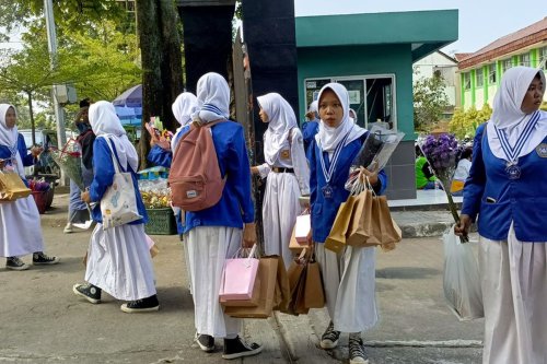 Dam jam masuk sekolah terlalu pagi, Berapa jam masuk sekolah yang ideal?, Jam masuk sekolah 06.30 berdampak positif, kalau.., Kendati demikian, Vera juga menyebut jika kebijakan masuk masuk sekolah pukul 06.30 WIB pagi ini akan membawa dampak positif saat anak pulang sekolah lebih awal. , Hal tersebut, di antaranya bisa memberikan waktu untuk kegiatan non-akademis seperti bermain dan berkegiatan dengan keluarga., Dedi Mulyadi Terapkan Jam Masuk Sekolah 06.30, Apa Dampaknya untuk Anak?