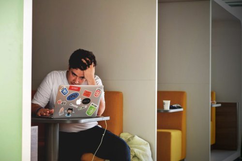 1. Pekerjaan yang dulu menyenangkan kini jadi beban, 2. Lelah fisik dan mental sepanjang waktu, 3. Sudah tidur tetap merasa capek, 4. Mudah emosi, 4 Ciri Burnout di Tempat Kerja Menurut Psikolog, Tak Cuma Lelah