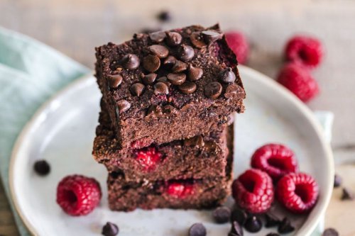 Chocolate souffl&eacute;, Kladdkaka, Tinginys, Torta Caprese, Torta Tenerina, Brownies, Chocolate chip cookie, Chocolate mousse, Brigaderio, Brownie sundae, Bukan Brownis, Ini Dessert Cokelat Terbaik di Dunia versi TasteAtlas