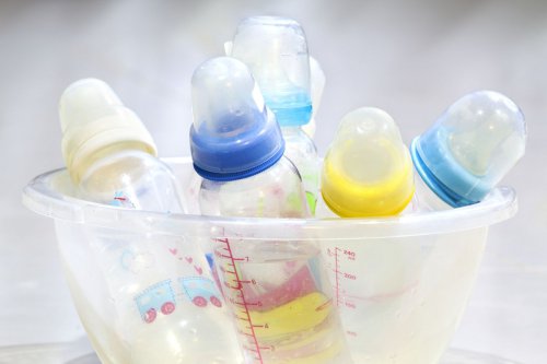4 Cara Cepat Hilangkan Bau Susu Basi di Botol Anak