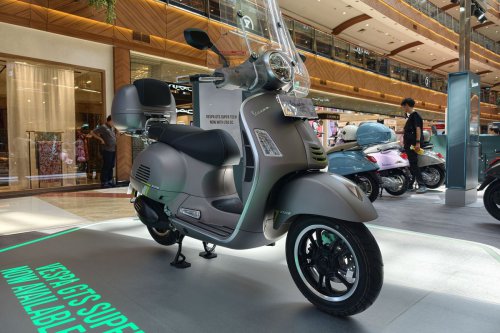 Adu Skutik Rp 97 Jutaan, Vespa GTS Super Tech 250 Vs Honda Forza 250
