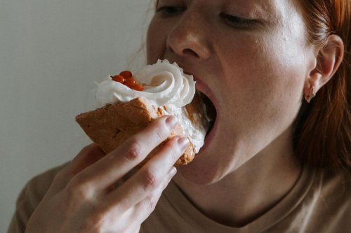 Top 6+ Makanan yang Baik Dikonsumsi Menjelang Menstruasi Menurut Ahli