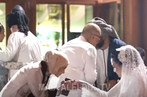 Momen Maia Estianty dan Mulan Jameela Bersalaman di Acara Siraman Al Ghazali
